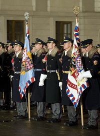 Slavnostní uzavření brány areálu Hradu a svěšení prezidentské standarty