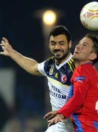 Úvodní utkání osmifinále fotbalové Evropské ligy FC Viktoria Plzeň - Fenerbahce Istanbul, které se hrálo 7. března v Plzni. Marek Bakoš (vpravo) z Plzně a Bekir Irtegün z Istanbulu.