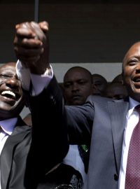 Zvolený prezident Uhuru Kenyatta (vpravo) a ministr zahraničí William Ruto