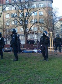 Policejní zásah při rvačce fanoušků před fotbalovým utkáním Zlín versus Bohemians ve vršovickém Ďolíčku