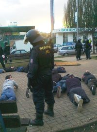 Policejní zásah při rvačce fanoušků před fotbalovým utkáním Zlín versus Bohemians ve vršovickém Ďolíčku