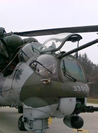 Vrtulník Mi-24 a jeho pilot, který byl oslněn laserem