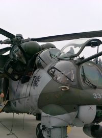 Vrtulník Mi-24 a jeho pilot, který byl oslněn laserem