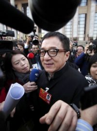 Jackie Chan se okamžitě dostal do zájmu novinářů ihned poté, co opustil zahajovací ceremonii komunistického sjezdu