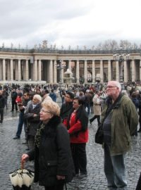 Před bazilikou Sv. Petra ve Vatikánu čekají na volbu papeže katolíci i náhodní turisté