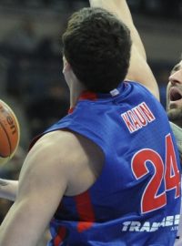 Utkání VTB ligy basketbalistů, skupina B, ČEZ Basketball Nymburk - CSKA Moskva 17. března v Praze. Radoslav Rančík (vpravo) z Nymburku a Saša Kaun z CSKA.