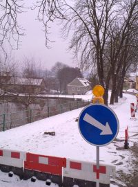 Beroun, část Jarov, kde se propadla hráz rybníka, a kvůli tomu i silnice