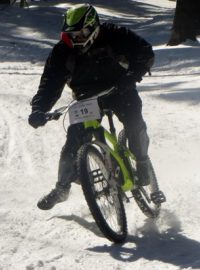 Cyklisté závodili na sněhu pod Ještědem