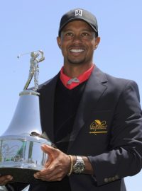 Tiger Woods s trofejí pro vítěze turnaje v Orlandu