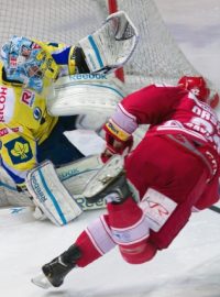 Semifinále play off hokejové extraligy - 3. zápas HC Oceláři Třinec - PSG Zlín 30. března v Třinci. Jakub Orsava (Třinec) střílí na Jakuba Sedláčka (Zlín).