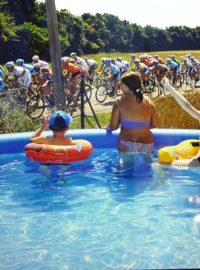 Mříže Lucemburské zahrady v Paříži zdobí fotografie z Tour de France