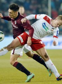 Utkání 21. kola první fotbalové ligy AC Sparta Praha - FC Viktoria Plzeň hrané 30. března v Praze. Václav Kadlec ze Sparty (vlevo) a David Limberský z Plzně.