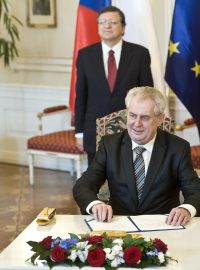 Prezident Miloš Zeman a předseda EK José Manuel Barroso na Pražském hradě. Podpis eurovalu