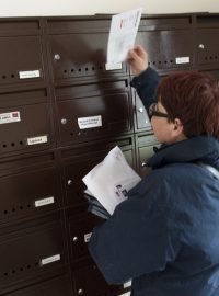 Pošťák, poštovní doručovatel (ilustrační foto)