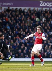 Fotbalový záložník Tomáš Rosický právě stříli svůj druhý gól do sítě West Bromviche Albion