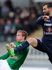 Utkání 22. kola první fotbalové ligy Baumit Jablonec - 1. FC Slovácko 7. dubna v Jablonci nad Nisou. Jan Kopic (vlevo) z Jablonce a Tomáš Košút ze Slovácka.