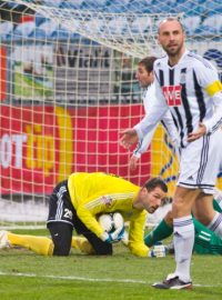 Utkání 22. kola první fotbalové ligy Dynamo České Budějovice - 1. FK Příbram 5. dubna v Českých Budějovicích. Zleva brankář Michal Daněk a Roman Lengyel z Českých Budějovic a Tomáš Pilík z Příbrami.