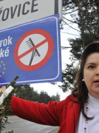 Představitelé obce Držovice na Prostějovsku vyvěsili u vjezdu do obce protestní modré tabule za spravedlivější dotace z EU do regionů. Na snímku starostka Držovic Blanka Kolečkářová