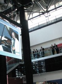 Na galavečeru vystoupil i přední český jazzový pianista Emil Viklický (na obrazovce vlevo)
