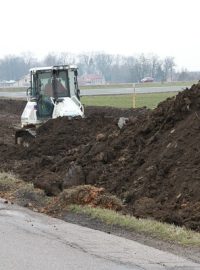 Těžká technika v akci - bagr pracuje na obchvatu Chrudimi