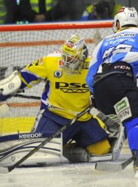 Finále play off hokejové extraligy, 4. zápas HC Škoda Plzeň - PSG Zlín 14. dubna v Plzni. Ondřej Kratěna z Plzně a zlínský brankář Jakub Sedláček.