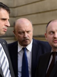 Hejtman Jihočeského kraje Jiří Zimola, hejtman Karlovarského kraje Josef Novotný a předseda Asociace krajů ČR a hejtman Jihomoravského kraje Michal Hašek před jednáním s premiérem