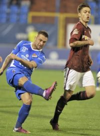 Utkání 24. kola první fotbalové ligy Baník Ostrava - Sparta Praha 20. dubna v Ostravě. Benjamin Vomáčka a Antonín Fantiš (oba z Ostravy) a Václav Kadlec ze Sparty.