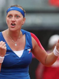 Petra Kvitová a její vítězné gesto po zápase se Sarou Erraniovou