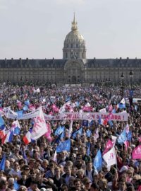 V pařížských ulicích demonstrovalo proti sňatkům homosexuálů 50 tisíc lidí