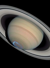 Saturn s prstenci a polární září