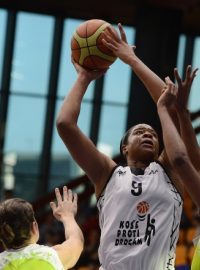 Kia Vaughnová z USK Praha střílí přes brněnské basketbalistky