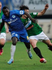 Úvodní semifinálové utkání fotbalového Poháru České pošty Liberec - Jablonec hrané 24. dubna v Liberci. Dzon Delarge (vlevo) z Liberce a Daniel Silva Rossi z Jablonce.