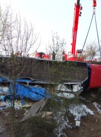 Z kamionu po nehodě vyteklo lepidlo. Hrozilo, že kontaminuje zemní vodu, popřípadě vodu v nádrži Hrabinka vzdálené 200 metrů.