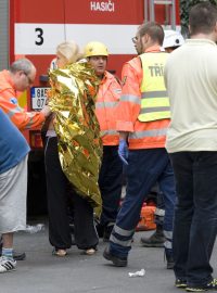 Na místě výbuchu v Praze 1 ošetřují záchranáři zraněné, policisté uzavírají další ulice