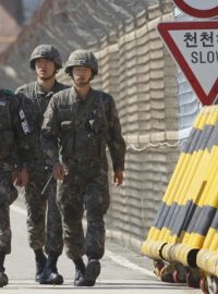 Jihokorejští vojáci hlídkují na mostě, který vede ke společné korejské průmyslové zóně Kesong v KLDR