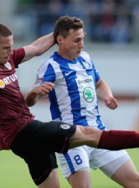 Úvodní semifinálové utkání fotbalového Poháru České pošty Mladá Boleslav - Sparta Praha 1. května v Mladé Boleslavi. Jan Bořil z Boleslavi a Pavel Kadeřábek z AC Sparta Praha.