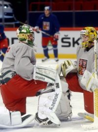 Brankáři Alexander Salák (vlevo) a Pavel Francouz 1. května v hale Globen ve Stockholmu na prvním tréninku české hokejové reprezentace po příletu do dějiště hokejového mistrovství světa.