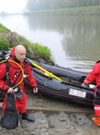 Hasiči a policisté na řece Moravě u Hodonína pátrají po dvou dospělých s dítětem