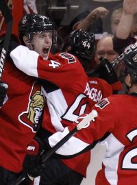 Ottawa v play-off NHL rozstřílela Montreal 6:1, hattrick zaznamenal Pageau (uprostřed)