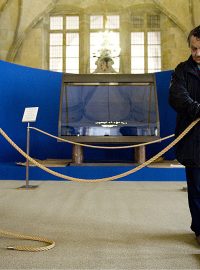 Poslední úpravy ve Vladislavském sále před otevřením výstavy korunovačních klenotů