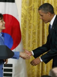 Americký prezident Barack Obama vítá v Bílém domě jihokorejskou prezidentku Pak Kun-Hje