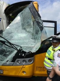 U výjezdu z pražského letiště na silnici R7 se srazil autobus Student Agency s nákladním autem