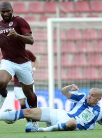 Odvetné semifinálové utkání fotbalového Poháru České pošty AC Sparta Praha - FK Mladá Boleslav 8. května v Praze. Útočník Sparty Léonard Kweuke (vlevo) a obránce Boleslavi Radek Dosoudil.