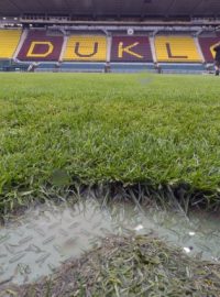 Utkání 27. kola první fotbalové ligy: Dukla Praha - Zbrojovka Brno, které se mělo hrát 10. května v Praze, bylo kvůli trvalému dešti a nezpůsobilému terénu na Julisce odloženo