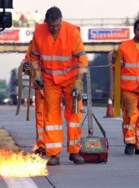 Instalací vodorovného dopravního značení začala 9. května na 104. kilometru dálnice D1 rekonstrukce úseku Větrný Jeníkov – Jihlava