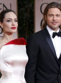 Angelina Jolie a Brad Pitt na archivním snímku z ledna před předáváním Zlatých Glóbů v Beverly Hills