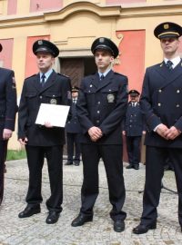 Dva policisté z Nymburku předešli tragédii. Zleva náměstek ředitele středočeské policie Milan Komárek, ocenění policisté Jan Langweil a Tomáš Skořepa, ředitel středočeské policie Jan Ptáček