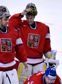 Utkání skupiny A mistrovství světa v ledním hokeji: Česká republika - Norsko, 14. května ve Stockholmu. Brankáři Ondřej Pavelec (vlevo) a Pavel Francouz na konci zápasu.