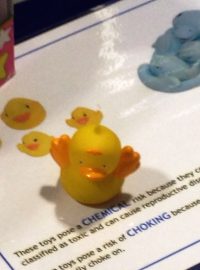 Jedna z nebezpečných hraček - kačenka obsahující ftaláty