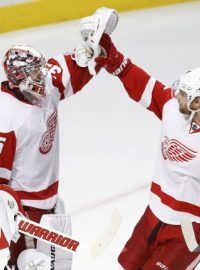 Brankář Jimmy Howard (vlevo) a český obránce Jakub Kindl se radují z vítězství na ledě Chicaga